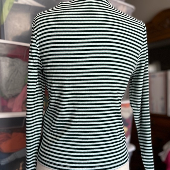 Levi’s Turtleneck - Picture 4 of 7